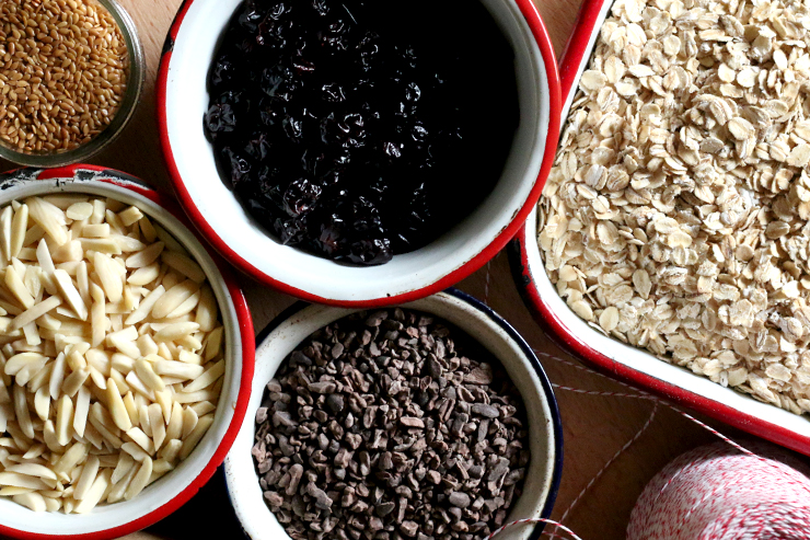 flaxseeds, almonds, cherries, cacao nibs, and gluten free oats AlmondCherryCacaoGranolaBarsTexture