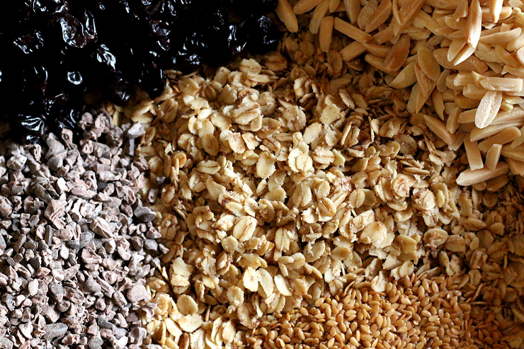 flaxseeds, almonds, cherries, cacao nibs, and gluten free oats AlmondCherryCacaoGranolaBarsTexture2