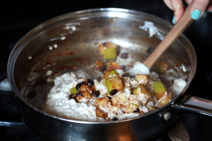 Blending apple compote with oatmeal Blending apple compote with oatmeal