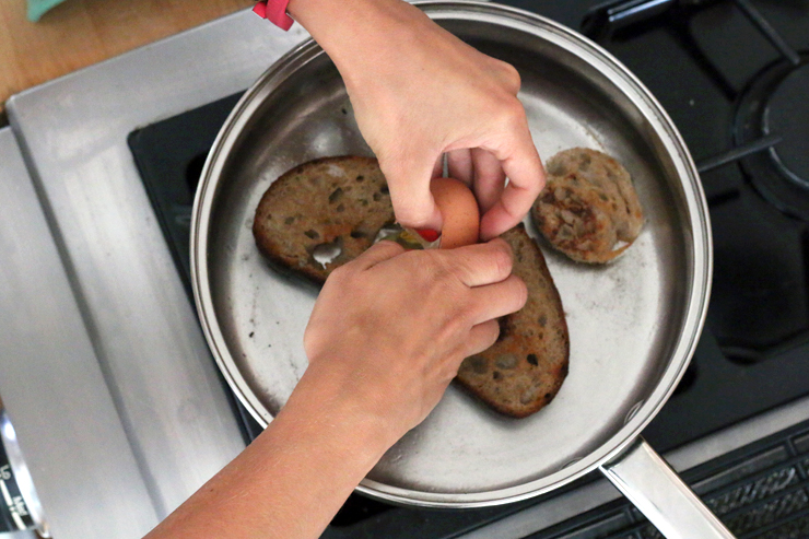 Eggs on a raft crack Eggs on a raft crack