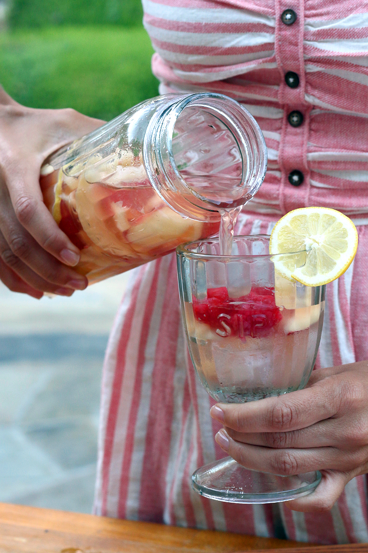 White Sangria Pour White Sangria Pour