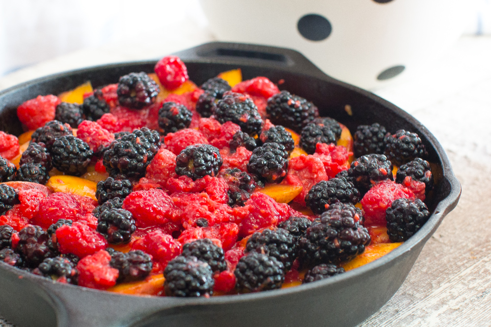 Spread the berries evenly over the peaches