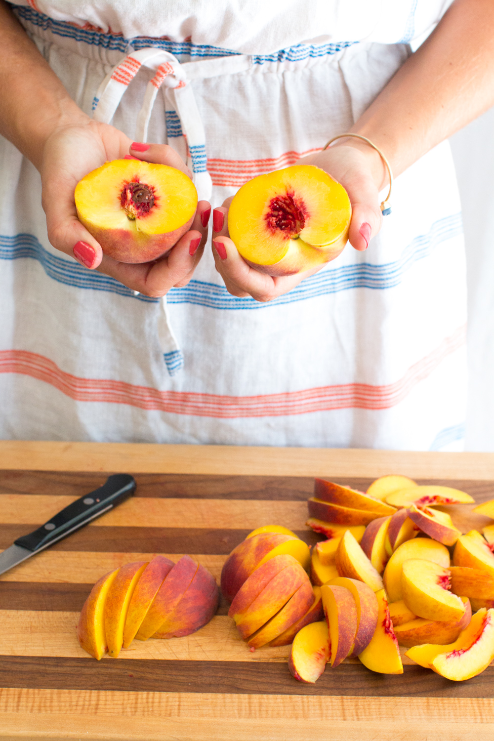 Halve, pit and slice the peaches