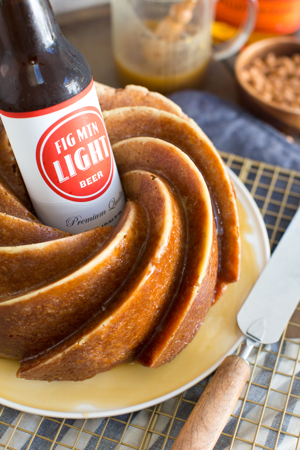 Just nestle that baby right in the bundthole for a dramatic presentation.