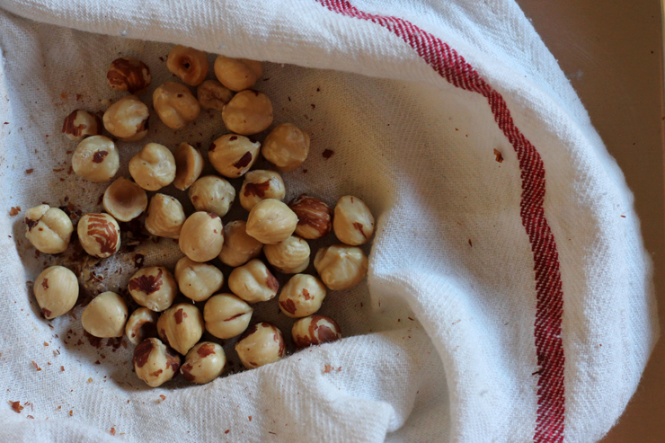 removing skins from hazelnuts