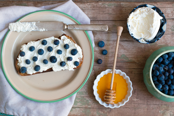 Toast with cream cheese and blueberries