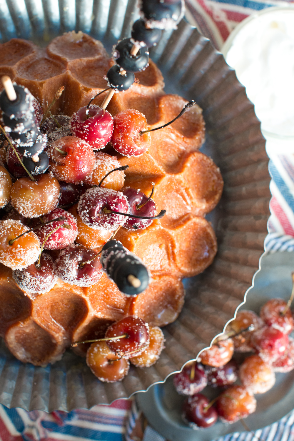 Bundt Cake filled with grilled cherries and grilled blueberry sparklers