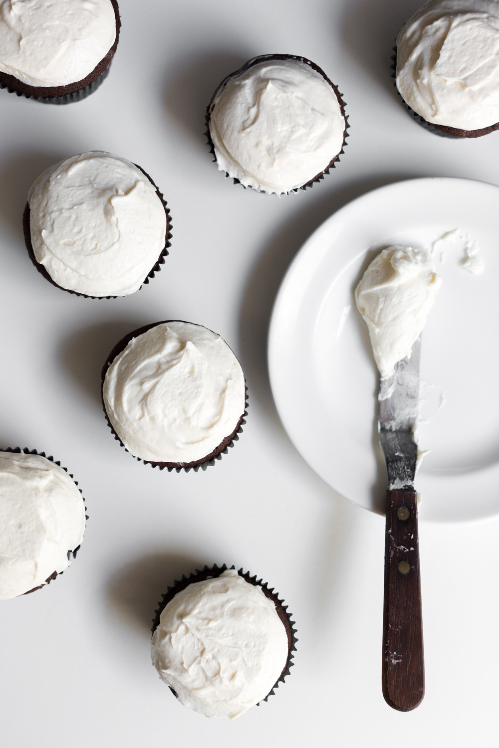 Use an offset spatula to smooth out cream cheese frosting.