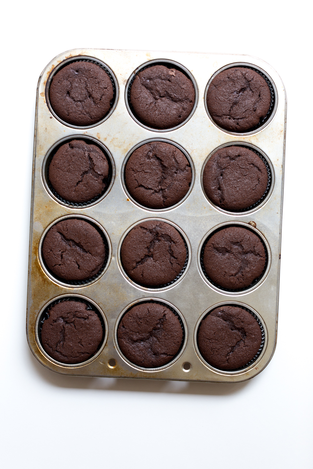 The cupcakes should bake up just above the top of the muffin tin.