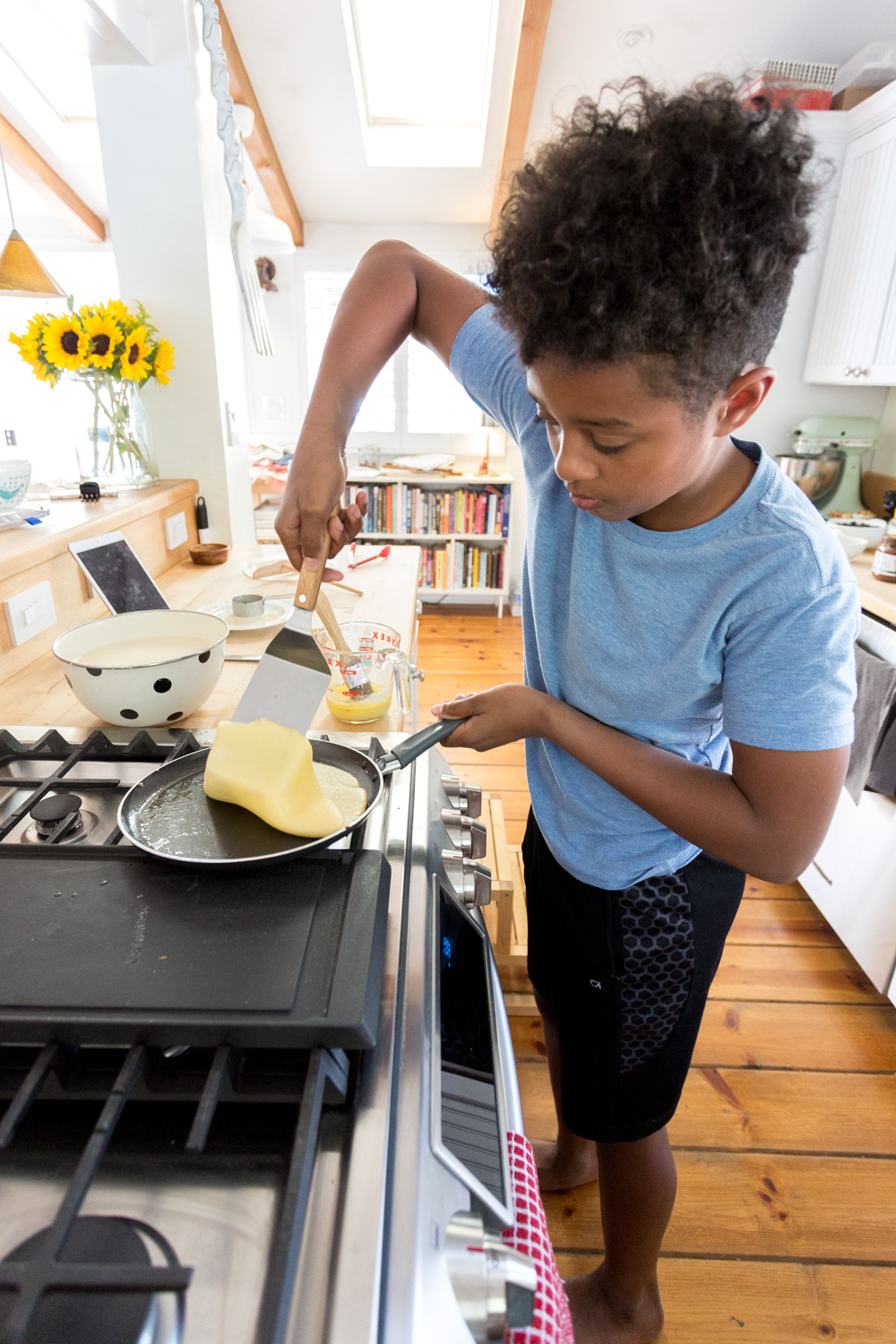 Sekani flipping The Best Basic Crepes