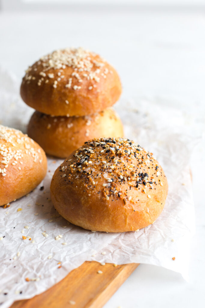 Hamburger with everything bagel seasoning and sesame seeds