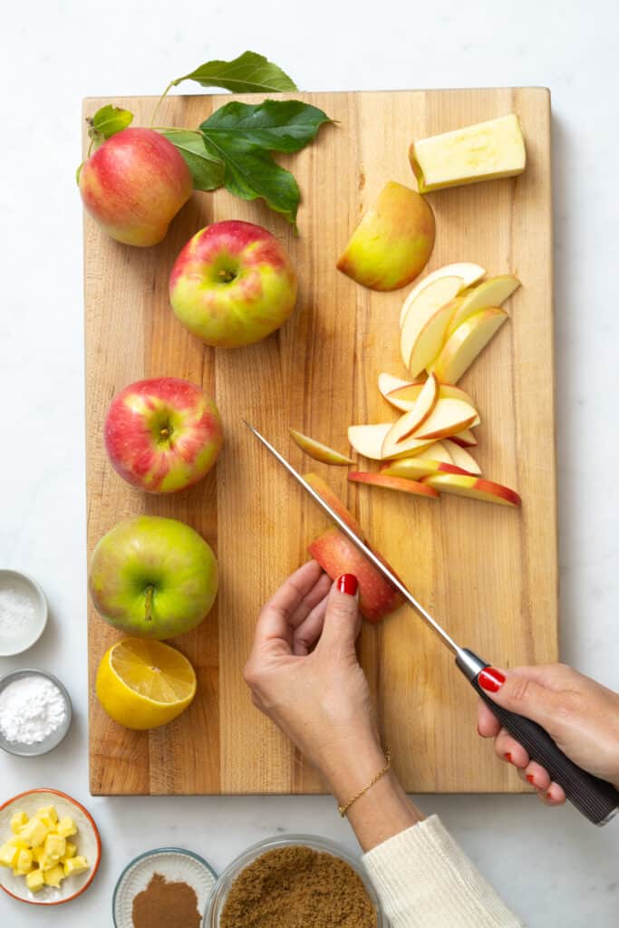 slicing apples