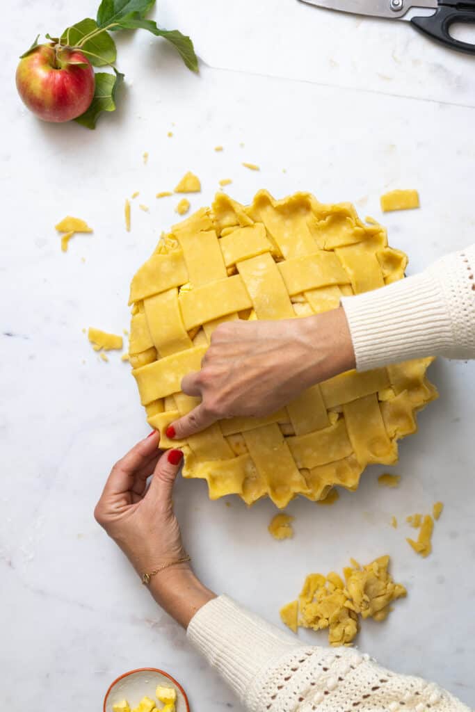 crimping pie dough edge