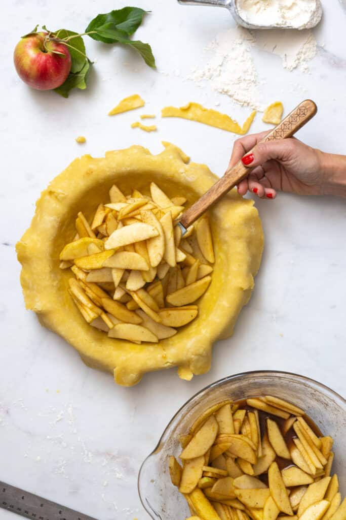 filling cheddar pie shell with apples