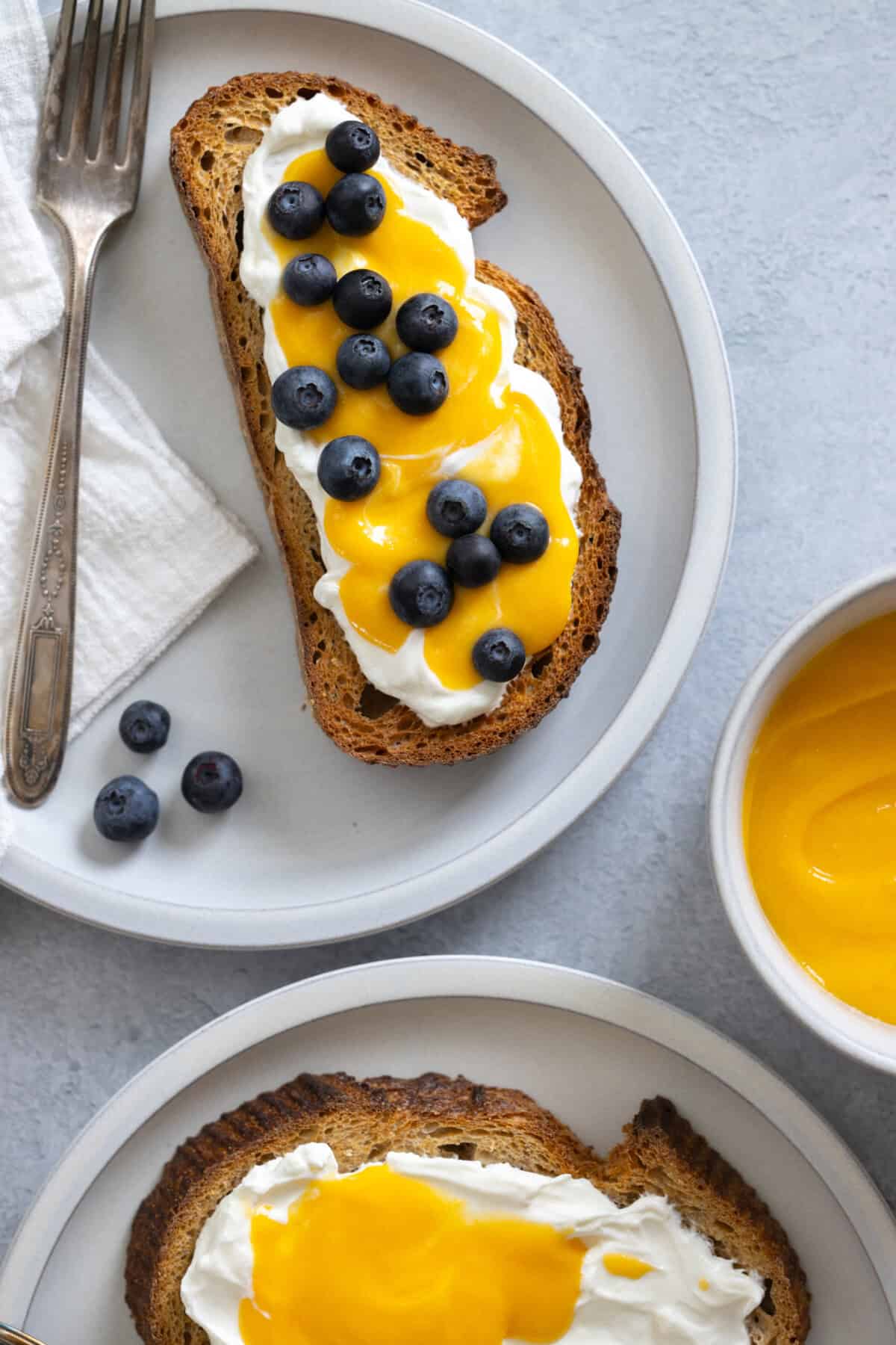 Toast with cream, apricot curd and blueberries