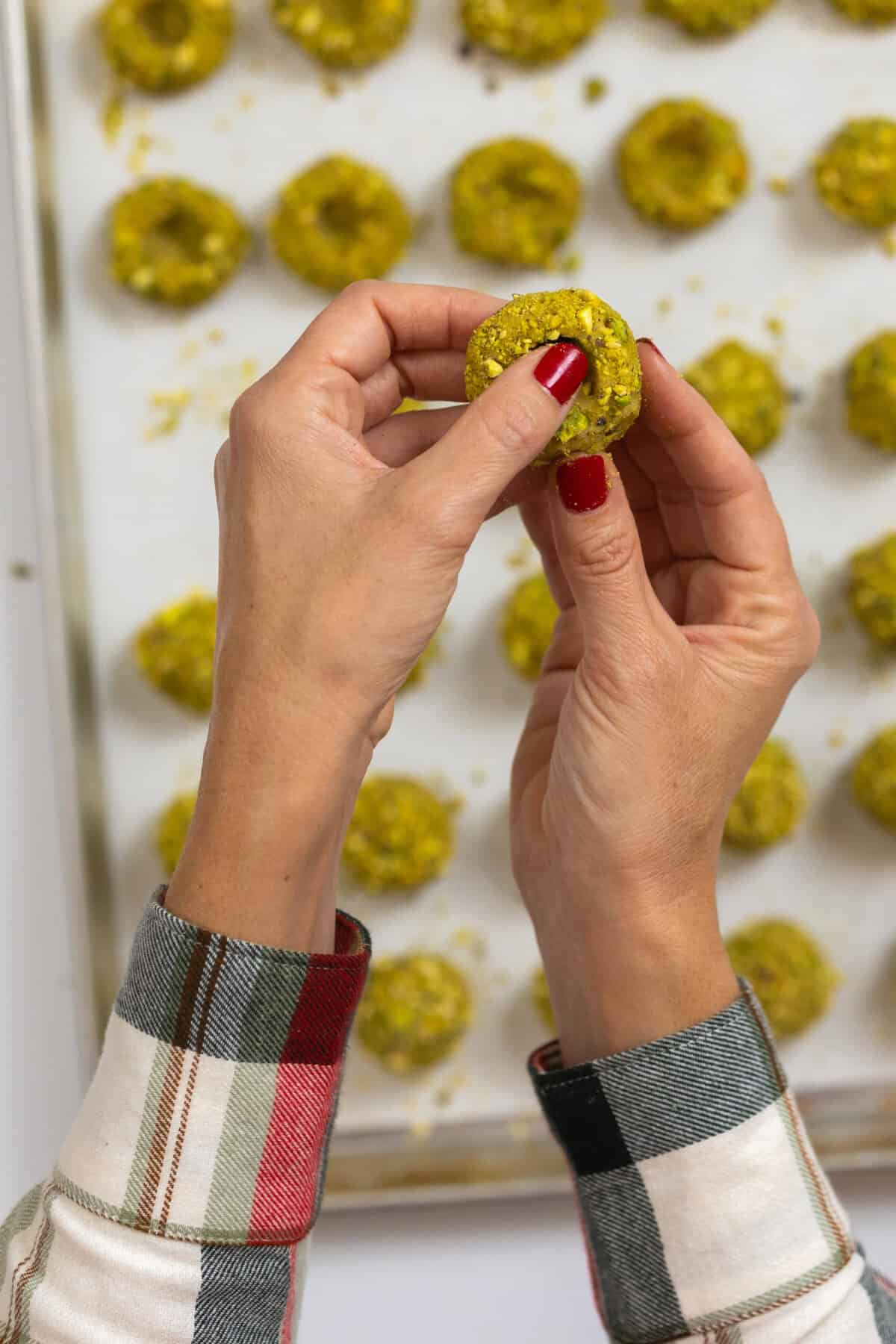 shaping thumbprint cookies