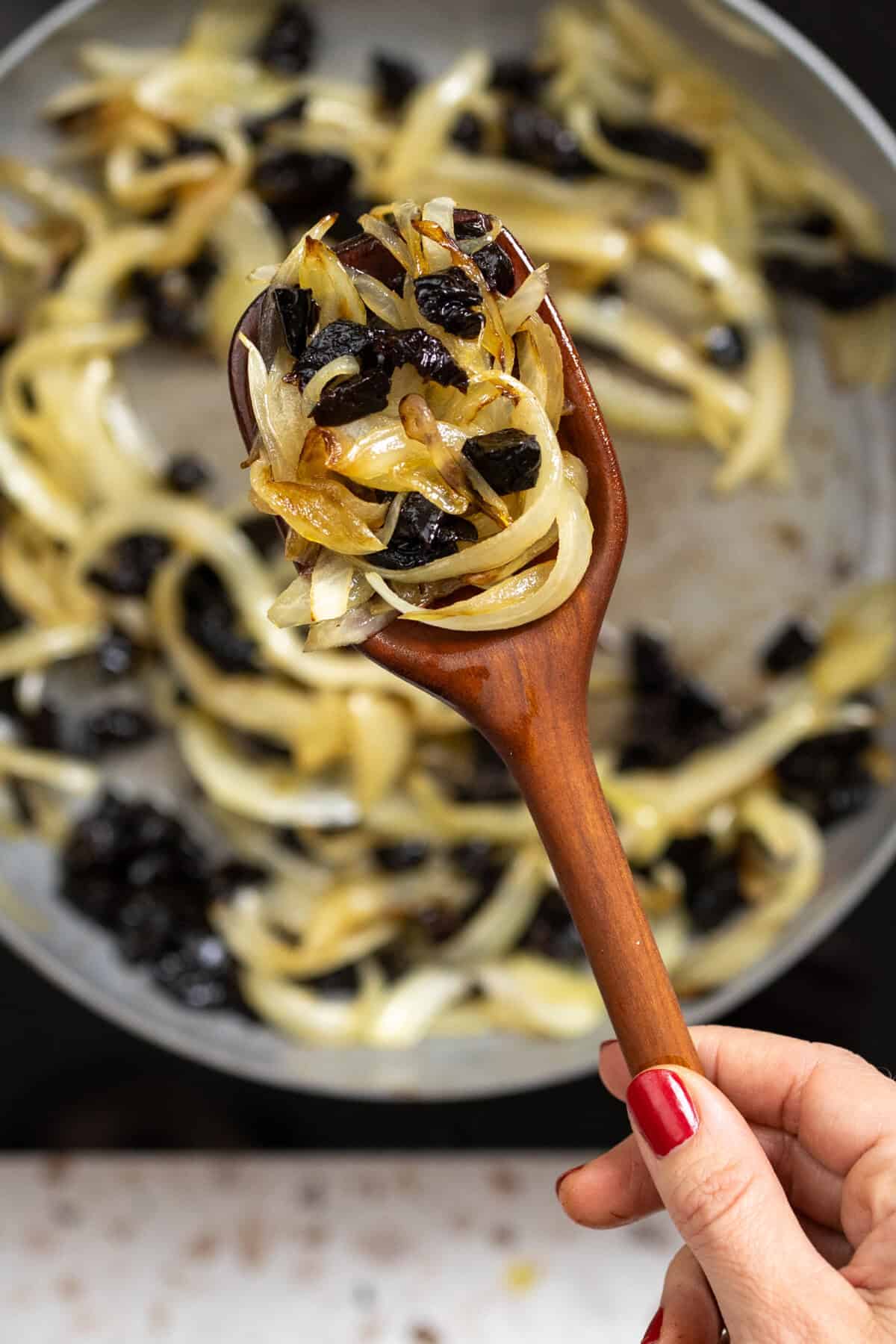 Prune and onion filling for puff pastry tarts