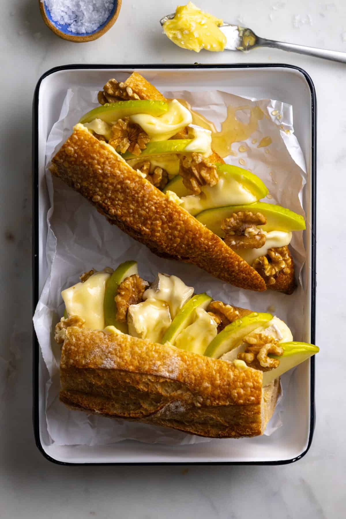 Easy baguette sandwiches with brie and apples
