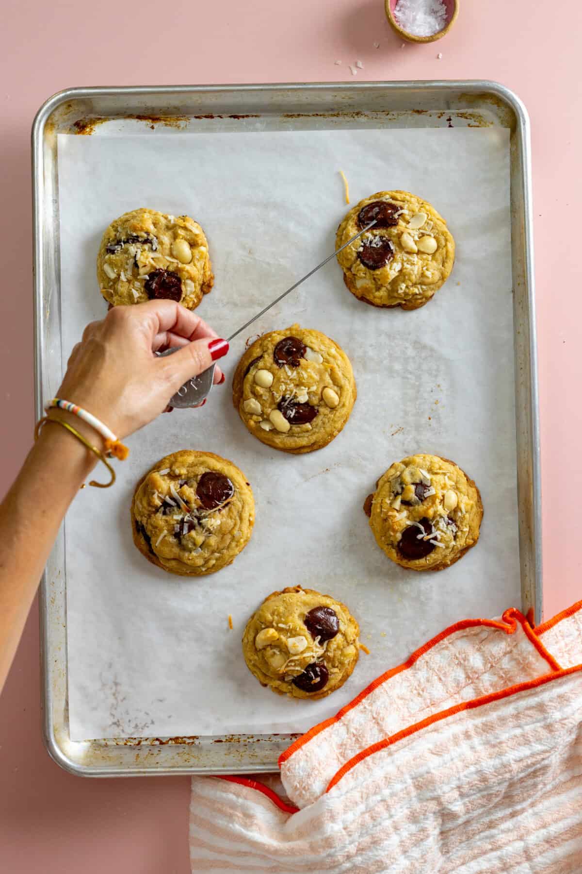 Spreading chocolate pools in cookies